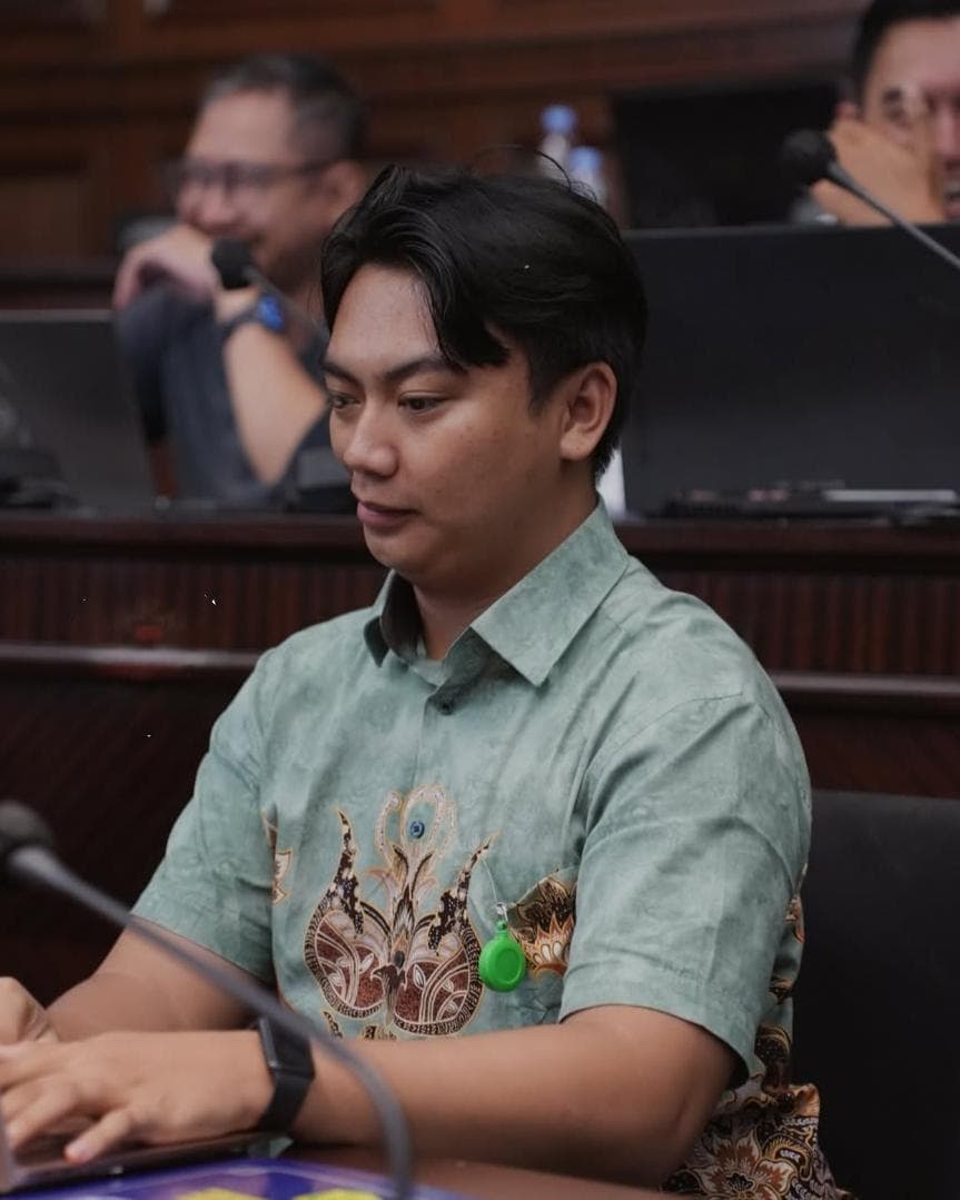 Alif at a conference